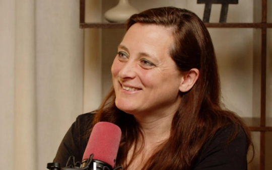 katarina-coppe-podcast-vrouw-hr-lachend